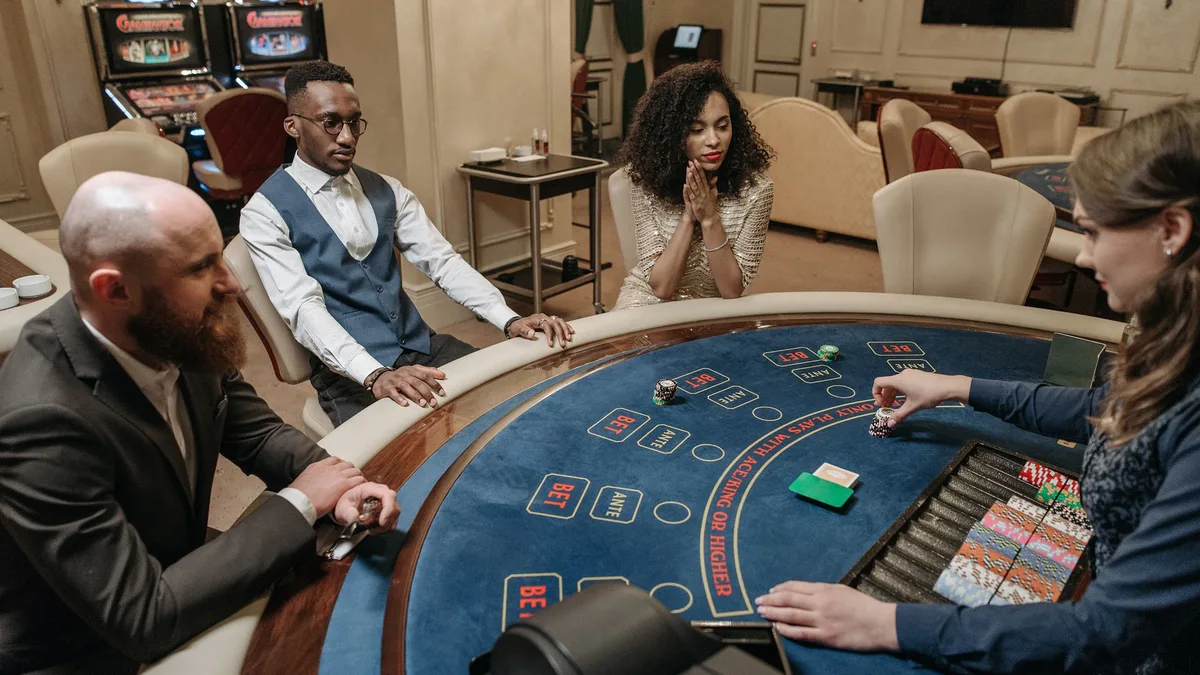 Vivi l'emozione del Poker Night e del Web Live Baccarat